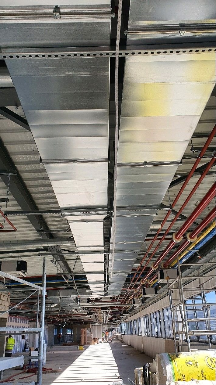 Chantier d'installation de conduits de ventilation